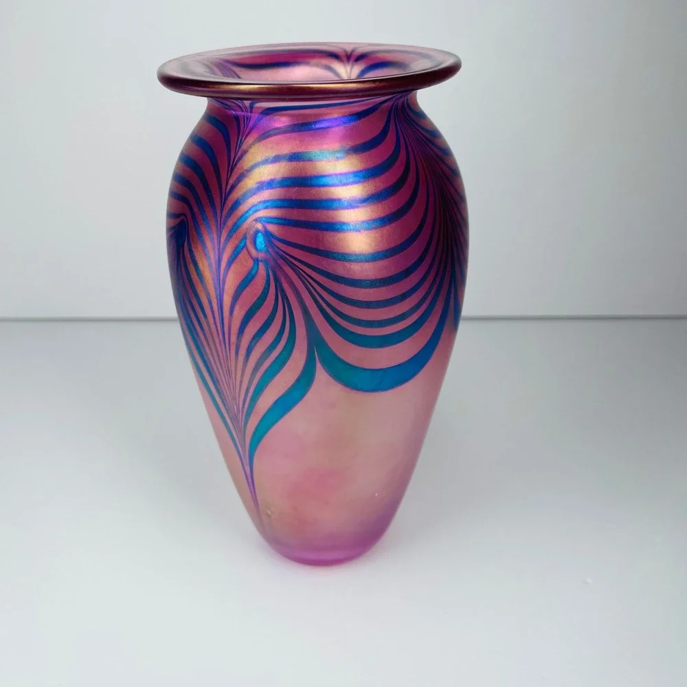 Robert Eickholt Signed 1994 Iridescent MCM Pulled‎ Feather Pink Art Glass Vase